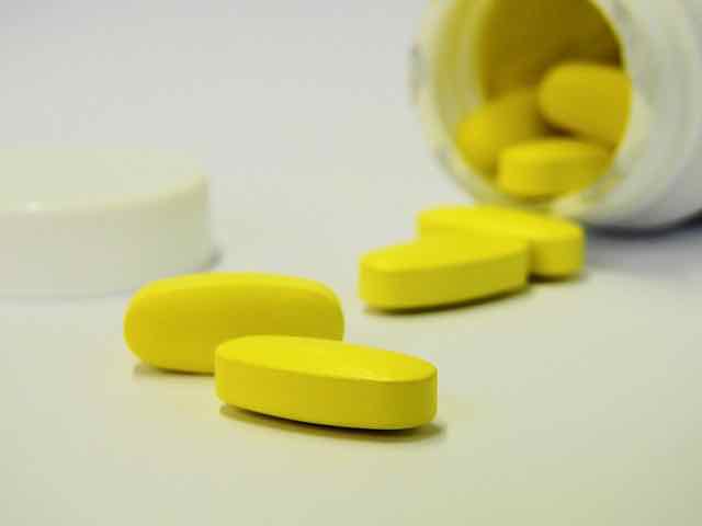 pilulas de medicamento saindo da caixa