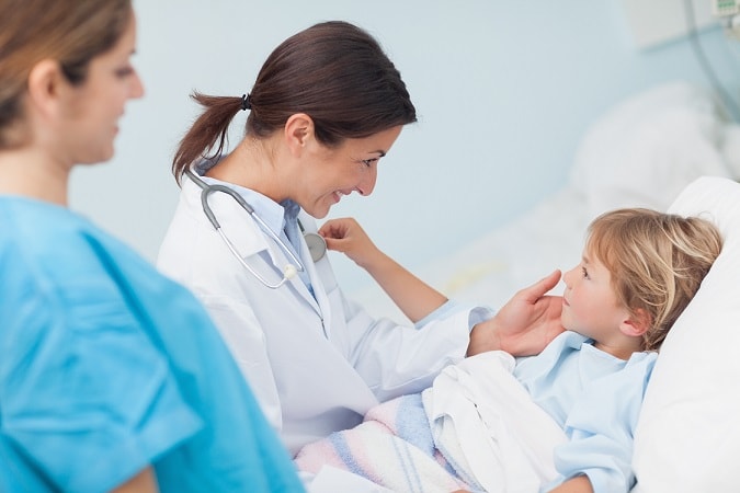 médica atendendo paciente criança com síndrome de gianotti-crosti