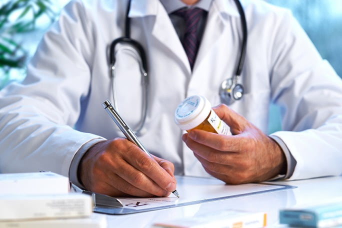 médico prescrevendo novo medicamento para artrite reumatoide