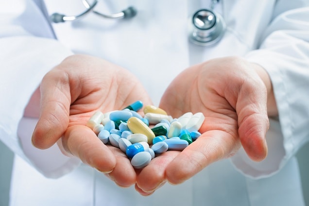 medico segurando na mao opcoes de tratamento para gonorreia