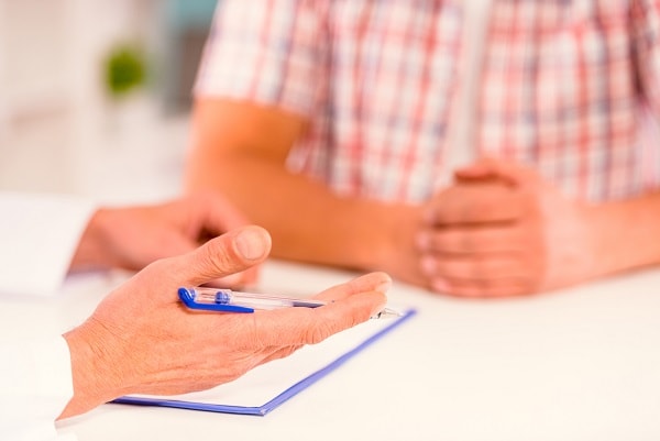 paciente com cancer de mama masculino no consultório medico