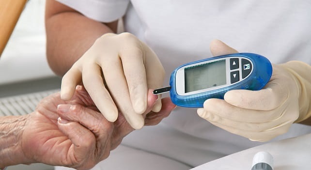 medica verificando glicose de paciente com pre-diabetes