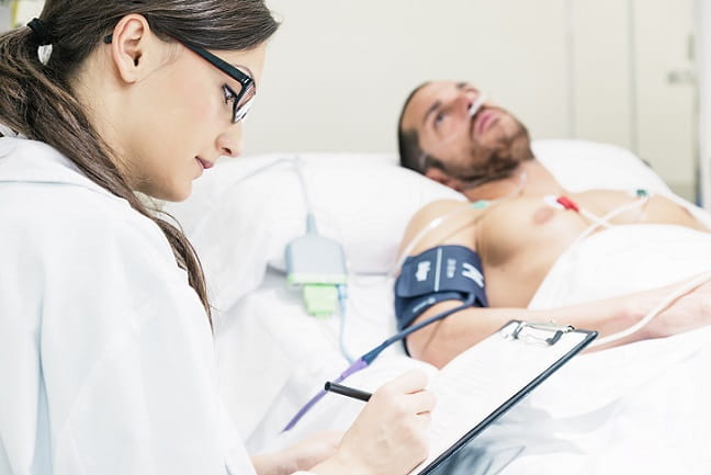 médica avaliando paciente em emergência por crise hipertensiva