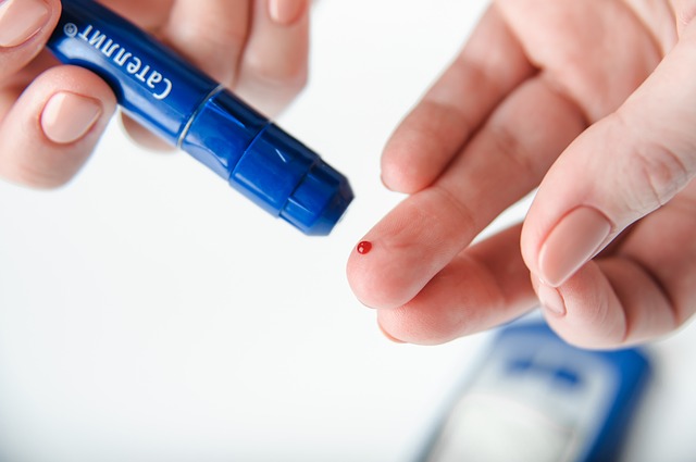 paciente testando glicose porque tem complicação do diabetes, com edema macular diabético