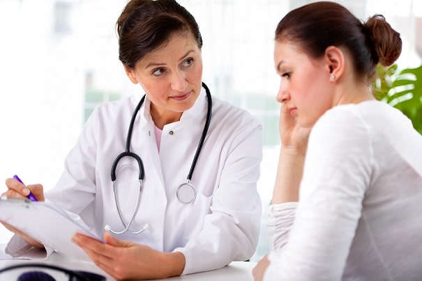 médica mostrando para paciente com enxaqueca as opções profiláticas para enxaqueca