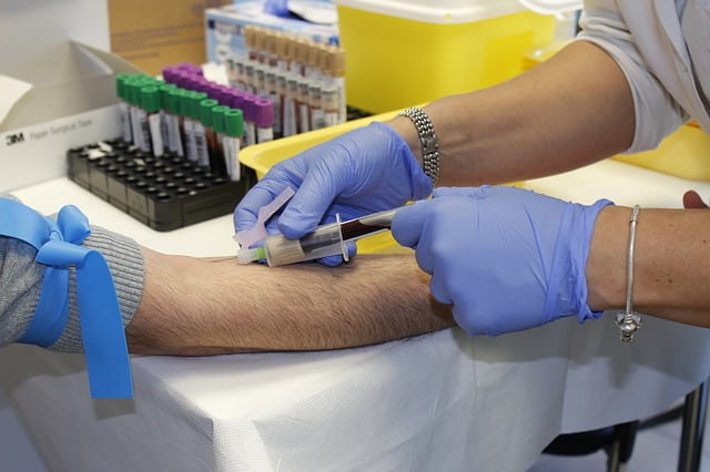 enfermeiro tirando sangue de paciente em laboratório para hemograma