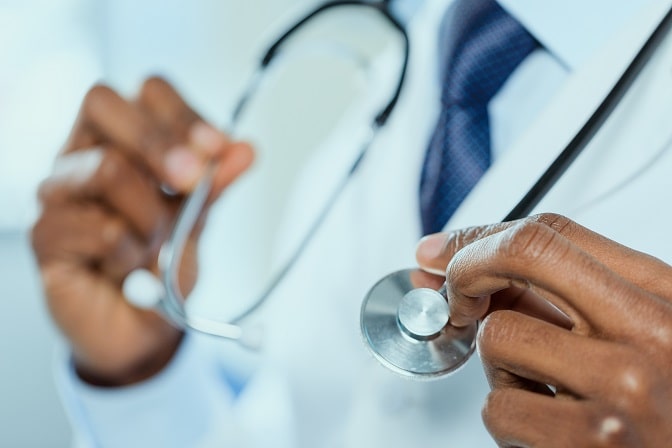 médico segurando estetoscópio para cuidar de paciente com doença de lyme