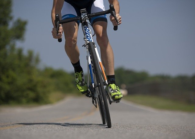 ciclista treinando, foto com foco na bicicleta para fisiologia do exercício