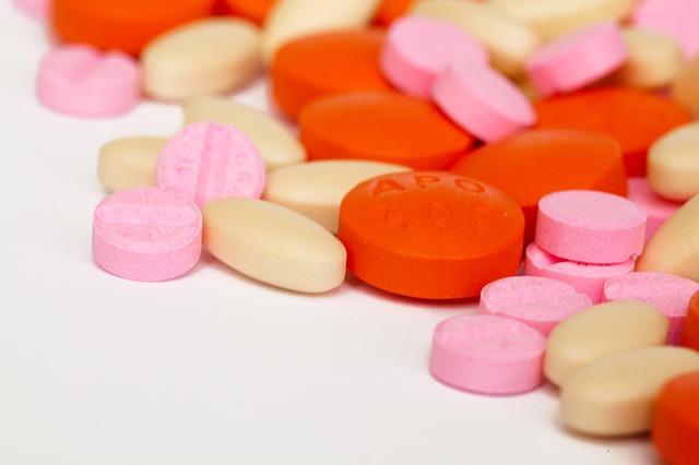 cápsulas de vários medicamentos, incluindo antibióticos macrolídeos