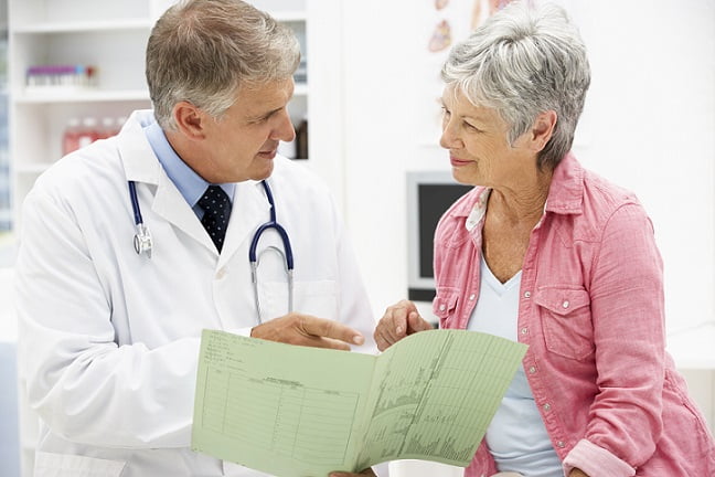médico com paciente idosa com sarcopenia