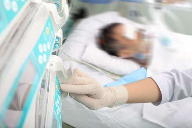 Paciente infectado pelo novo coronavírus intubado para respiração mecânica
