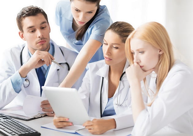 Equipe médica analisa os dados de estudo sobre o uso de ácido tranexâmico no tratamento de sangramentos nasais.