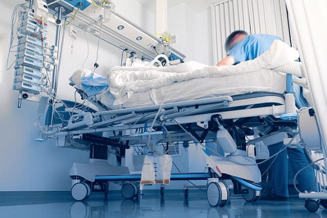 médico cuidando de paciente internado com anticoagulação na covid-19