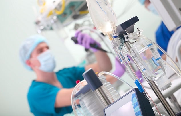 médico realizando endoscopia digestiva em crianças durante a covid-19