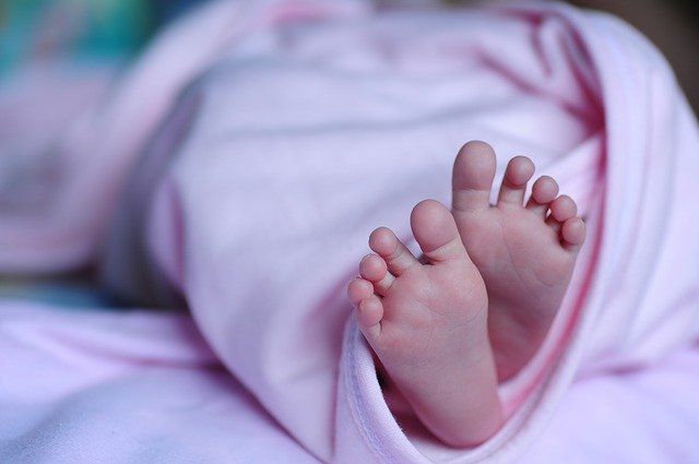 Bebê cuja mãe fez uso de fluconazol durante a gravidez é avaliado para malformações.