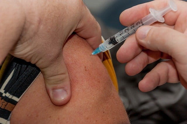 Adolescente recebe sua dose da vacina contra meningite oferecida pelo SUS