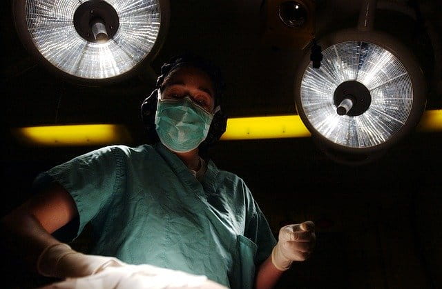 Paciente com artrite reumatoide e tratamento com imunossupressores passa por cirurgia.