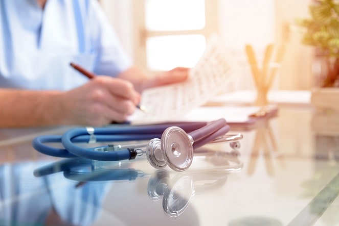 médico escrevendo sobre vitamina D