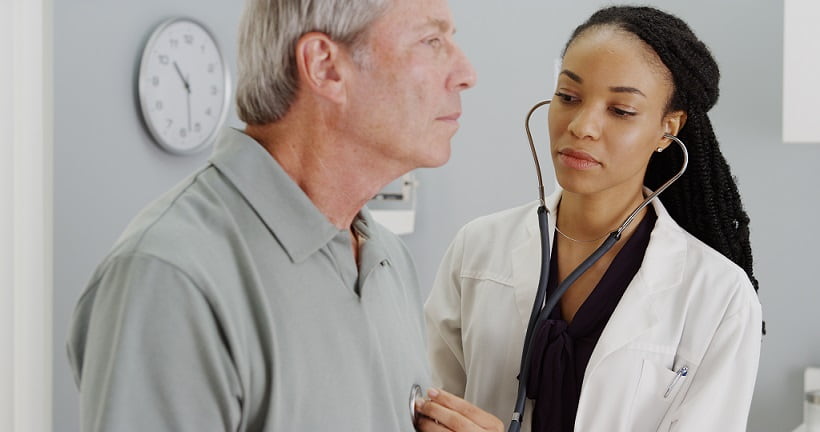 Paciente com insuficiência cardíaca com fração de ejeção reduzida passa por consulta com médica que busca garantir sua sobrevida.