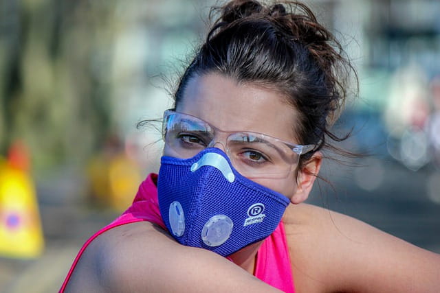 Pessoa utiliza máscara durante a pandemia de Covid-19 (causada pelo SARS-CoV-2) de olho na Motivos da hipoxemia silenciosa.