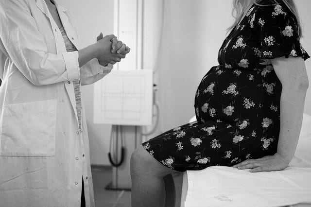 Médico explica para paciente grávida as implicações do citomegalovírus