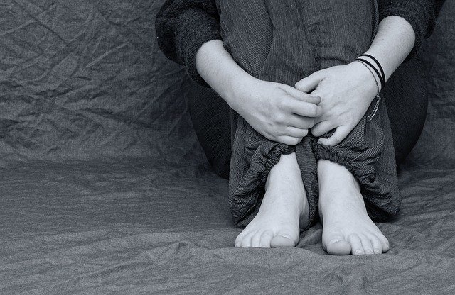 Adolescente sofre com autolesão não suicida