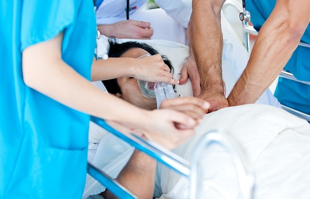 médicos realizando suporte básico de vida em paciente