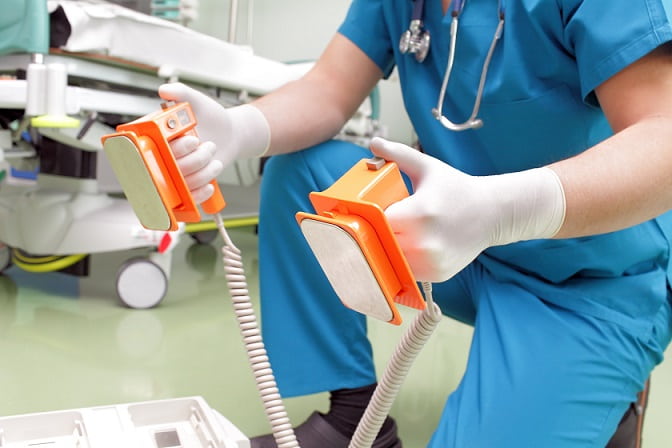 médico com aparelho de ressuscitação para ACLS