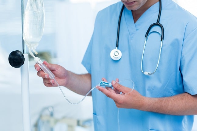 enfermeiro aplicando corticosteroides em paciente com SDRA