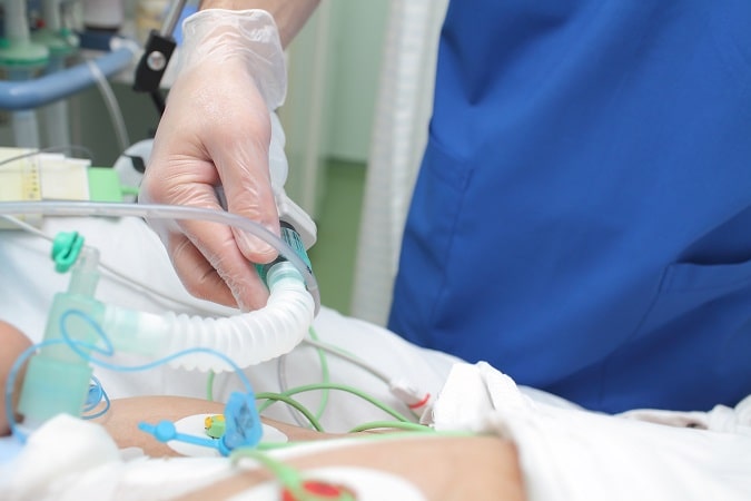 Médico analisa o paciente sob ventilação mecânica de forma a realizar o desmame seguro