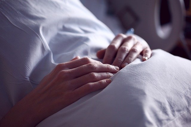 Mulher que sofre de falência ovariana prematura