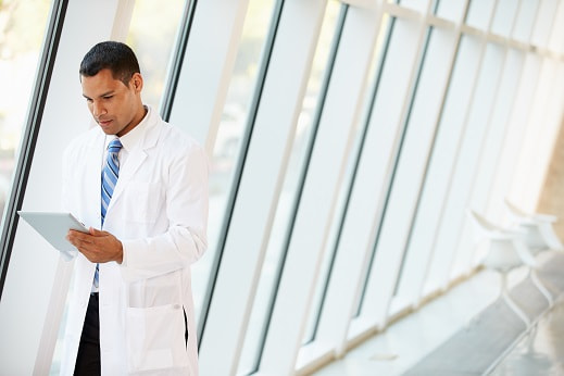 Quais achados laboratoriais importam no diagnóstico de Mieloma Múltiplo?