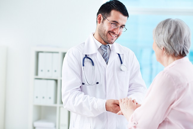 médico de família atendendo paciente idosa de acordo com o atributo de coordenação do cuidado
