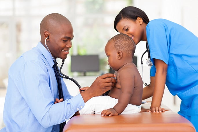 médicos de família atendendo criança de acordo com competência cultural