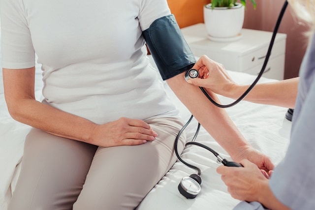 médico fazendo controle pressórico de paciente com doença renal crônica