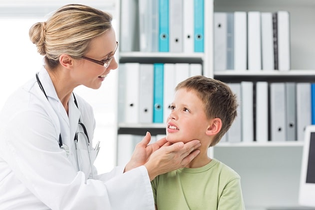 médica avaliando torcicolo espontâneo de paciente