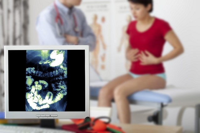 médico consultando paciente com doença hepática gordurosa não alcoólica