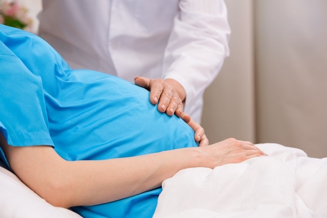 médico cuidando de paciente grávida com risco de pré-eclâmpsia