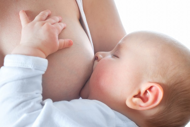mãe amamentando bebê com bronquiolite por VSR