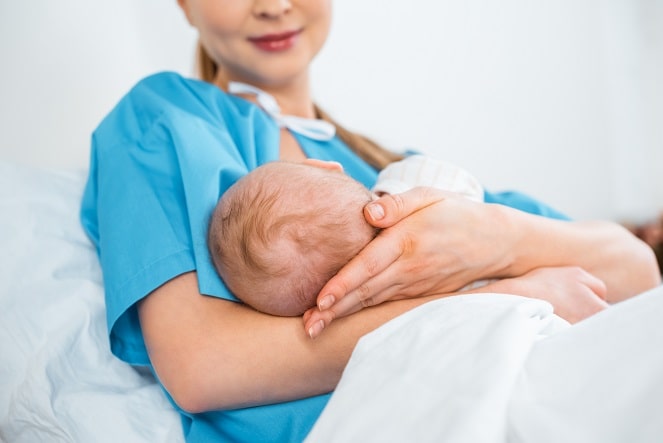 mãe com bebê com citomegalovírus por leite materno