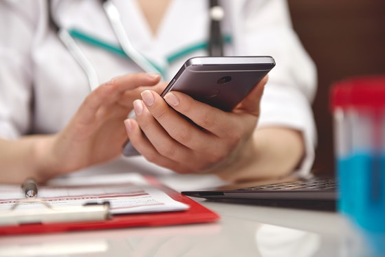 Médica confere condutas clínicas do Whitebook