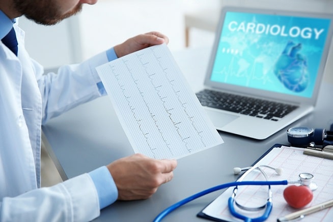 médico avaliando exame de paciente com insuficiência cardíaca
