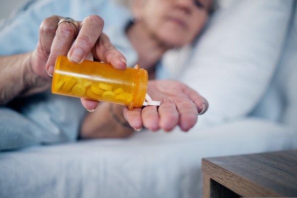 Aumento de antidepressivo ou troca em depressão resistente em idosos?