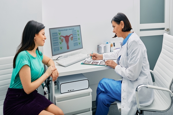 Quais orientações dar ao paciente depois de uma curetagem uterina pós-aborto?