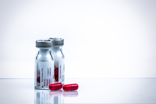 Existe benefício com o uso de rifampicina em infecções de prótese que são removidas?